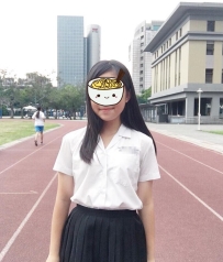 今年剛畢業的學生妹  認得出是哪所學校的校服嗎😂