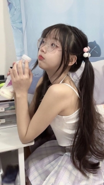 #18歲嫩妹  伊月 155cmB奶18歲  #第一次下海   喜歡雙馬尾的哥哥可衝