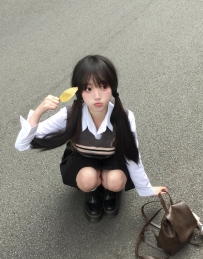 卡卡 159cm，44kg，C奶，21歲  甜美清純的小隻女孩 就像一顆小炸彈