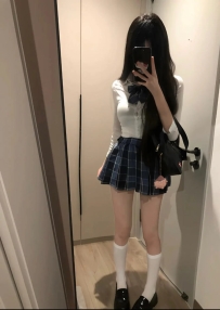 💗純純  160 .C｜43kg｜19歲  粉嫩學生妹風，天生敏感體質，一碰就濕💦