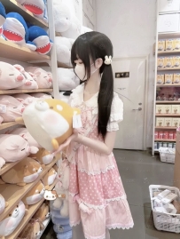亦如 157cm Acup 43kg 18歲 年輕騷妹女友款！擅長調情懂妝扮！
