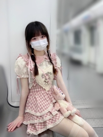 伊娜 158/C/19歲/45kg  介紹：穿搭博主  嬌小可愛鄰家女孩