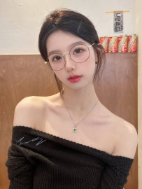 依依 165.47.D.24歲  會放電的眼睛 讓人酥麻的嗓音