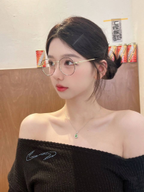 依依 165.47.D.24歲 會放電的眼睛 讓人酥麻的嗓音