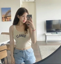 樂樂  161cm  C奶  45kg  23歲  擁有一雙成熟迷人的眼眸