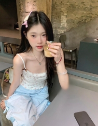 小海 158.C.45kg.19歲  大學生是一個很特別的年齡層 #年輕、清純，