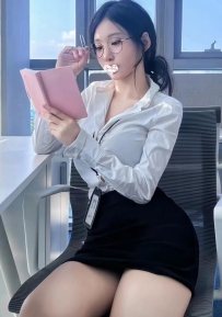 #台南  泡芙 171.E.48kg.25歲  坐在老闆的對面