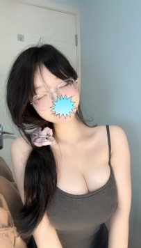 小雅  160cm/52kg/E+cup/27歲  胸大奶軟超有料 一脫上衣奶就彈出來