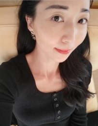 曉涵 163cm/E奶/36歲/51kg  曉涵性感動人，上圍豐滿誘人