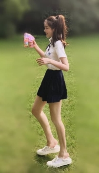 周妍希 164.B+.42.22歲  鄰家女孩   誘人的超長美腿 秀氣臉蛋 平時喜歡穿著jk制服