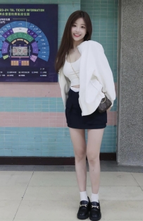 小晴，23歲，162cm，D奶  外表清純無害、笑容甜美乖乖女