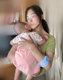 秀芳 163/E/26歲 是一名國小老師  目前也是一個單親媽媽 生孩子期間老公出軌