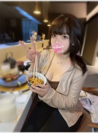 欣妍 156cm F奶 23歲    小隻膚白胖胖大奶妹  人小奶大 身體柔軟