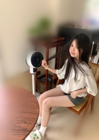 甜美可愛，尤其是當她害羞地露出那對小乳和粉嫩小穴時