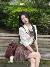 蜜雪 162.46.C+.22歲    校花級別，皮膚白得像豆花、腰細屁股翹