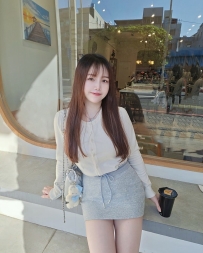 依依 165 47  D  24歲 📝  身材凹凸有致  屁股看起來蠻翹的適合後背姿勢