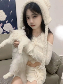 佳艾 158.45.C.19歲  💧簡介：清純可愛的臉蛋 兩眼迷人
