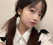 小尹 150 B+  18歲 毛少又緊實小粉穴 讓你受不了