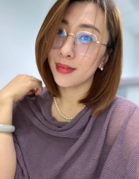 #臺南  雅雯 34歲 在銀行上班。  短髮 戴眼鏡 第一眼有點小距離感，