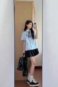 露娜｜164cm｜46kg｜B+｜21歲 美腿學生妹系 精緻臉蛋＋纖瘦勻稱身材
