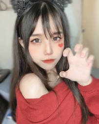 小琪 162 / C / 22歲  擁有甜美的笑容和纖細的身材