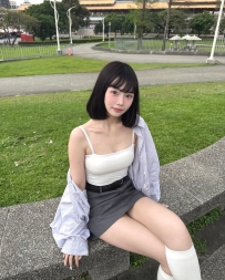 布布 155cm 42kg C奶 18歲    可愛嬌小學生妹!! 化身淫娃等著叔叔你來調教拉~