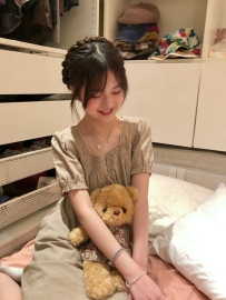 #臺北  小言 157cm.B奶.40kg.18歲  #第一次下海  除了貧乳還沒經驗