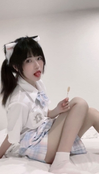 小薰  158cm C奶 20歲   皮膚白皙 眼睛大大的身材姣好